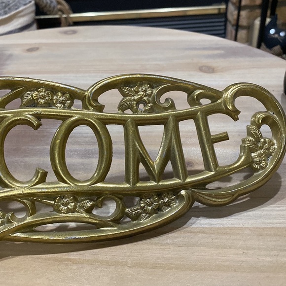 Vintage Sexton Aluminum Welcome Sign 1986 Gold Tone Scroll With Flowers - Picture 2 of 5